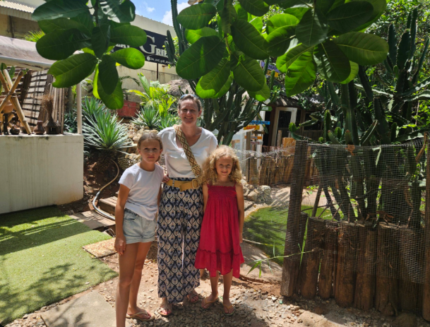 Famille dans le jardin verdoyant du restaurant Le Garden